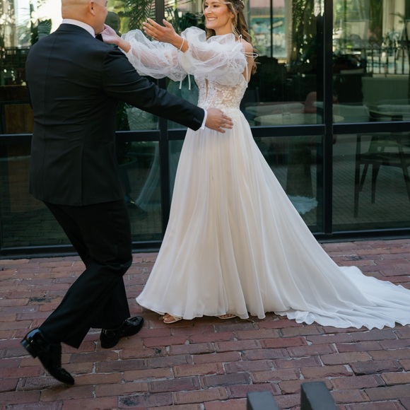 White Detachable Tulle Bridal Sleeves - Stella York - Picture 7 of 7